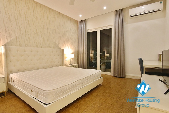  Beautiful corner villa with Garden for rent in Vinhomer Riverside - Long Bien